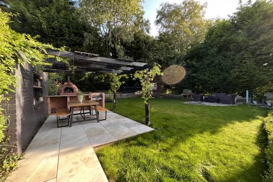 3436C 39 tv drama location house in Cheshire large garden and patio area