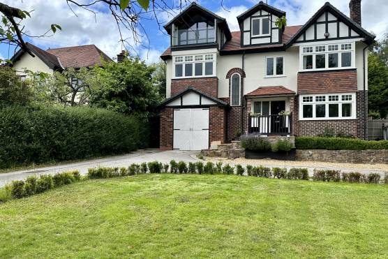 3436C 44 tv drama location house in Cheshire large garden and patio area