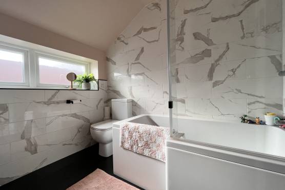 3437C 19 tv commercial location house in Cheshire large stylish bathroom