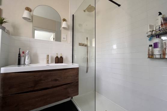 3437C 20 filming location house in Cheshire large stylish living bathroom