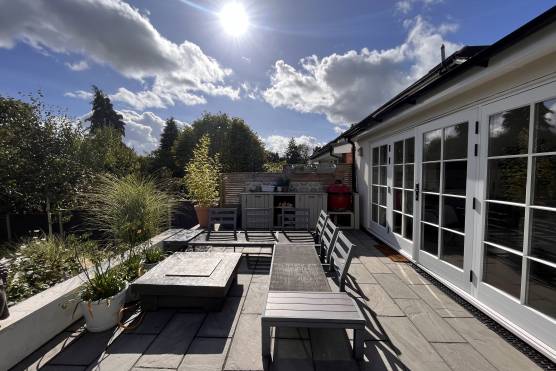 3437C 24 tv commercial location house in Cheshire large garden and patio