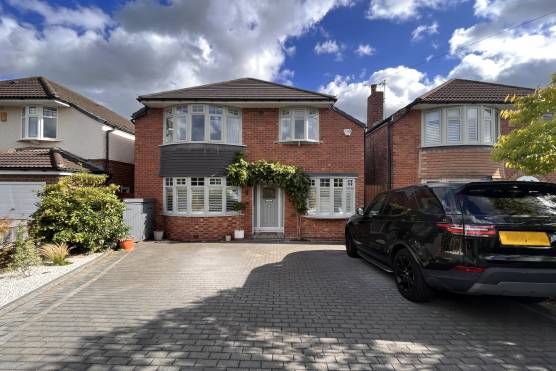 3437C 28 tv drama location house in Cheshire large garden and patio