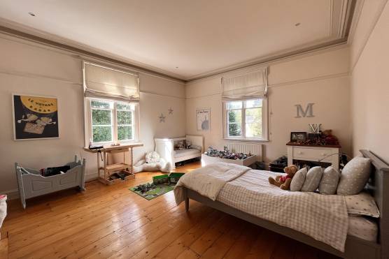 3438C 26 filming location house in Cheshire period property bedroom.jpg
