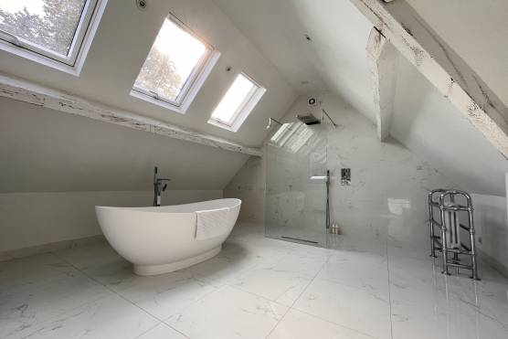 3438C 33 tv shoot location house in Cheshire attic bathroom.JPG