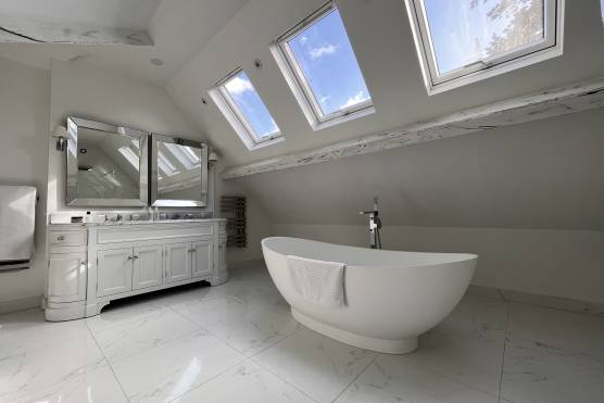 3438C 34 photo shoot location house in Cheshire attic bathroom.jpg