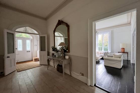 3438C 40 filming location house in Cheshire period property entrance hallway.JPG