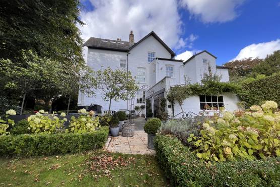 3438C 41 photo shoot location house in Cheshire period property garden.JPG