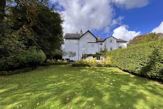 3438C 43 tv shoot location house in Cheshire period property garden.JPG