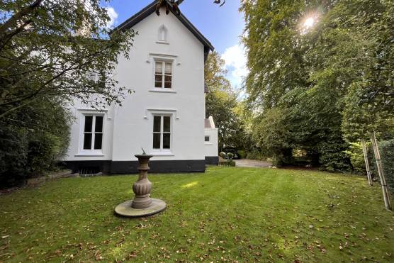 3438C 46 photo shoot location house in Cheshire period property garden.JPG
