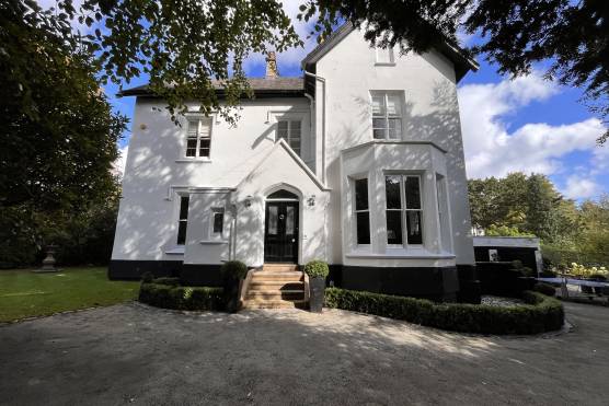 3438C 48 tv drama location house in Cheshire period property.JPG