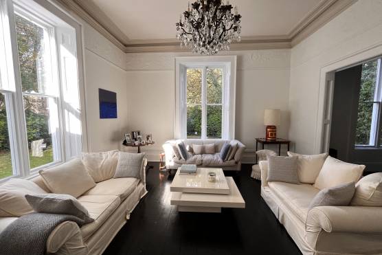 3438C-5-tv-drama-location-house-in-Cheshire-period-property-living-room-with-chandelier.JPG