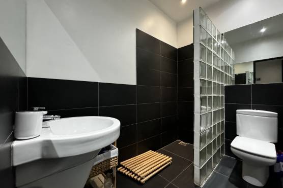 3449M 26 photo shoot location house large family home with in Manchester large bathroom