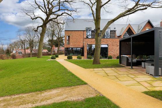 3452C 13 tv drama location house in Cheshire large gardens