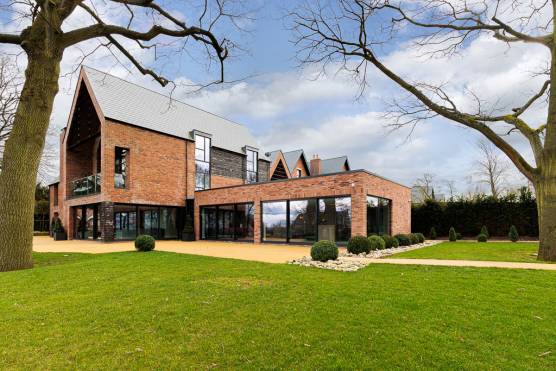 3452C 14 tv commercial location house in Cheshire large gardens