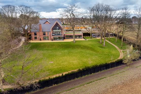 3452C 16 photo shoot location house in Cheshire large gardens