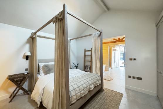 3454N 18 tv drama location house in North Yorkshire stylish bedroom.jpg