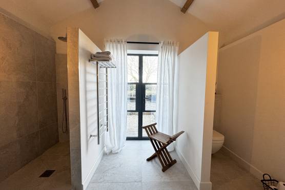 3454N 20 tv shoot location house in North Yorkshire barhtoom.jpg