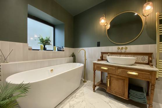 3458W_28_tv_drama_location_house_in_West_Yorkshire_stylish_bathroom