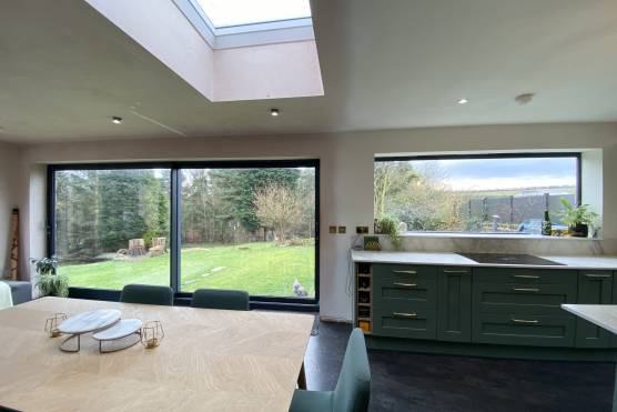3458W_5_filming_location_in_West_Yorkshire_stylish_cottage_open_plan_kitchen
