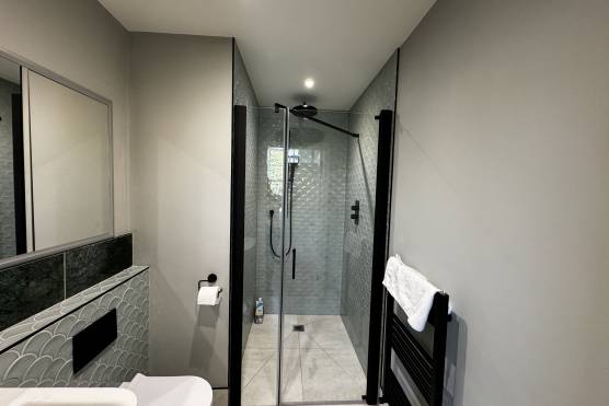 3470W 22 tv shoot location house in West Yorkshire with large bathroom