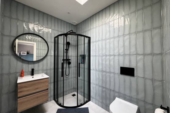 3470W 25 filming location house in West Yorkshire with large bathroom