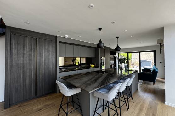 3470W 3 tv drama location house in West Yorkshire with open plan dark kitchen