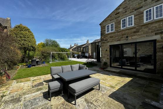 3470W 38 tv drama location house in West Yorkshire with large driveway
