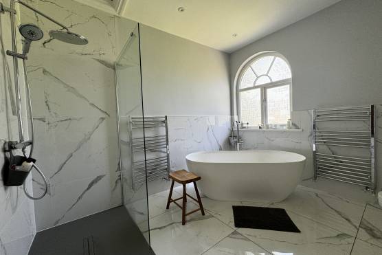 3471W 23 tv drama location house in West Yorkshire modern bathroom