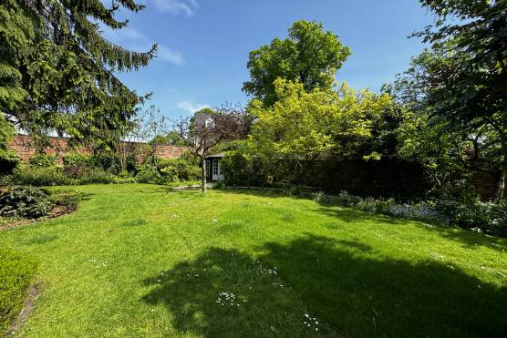 3471W 31 photo shoot location house in West Yorkshire with large garden