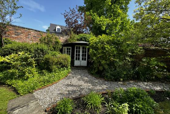 3471W 33 tv drama location house in West Yorkshire with large garden
