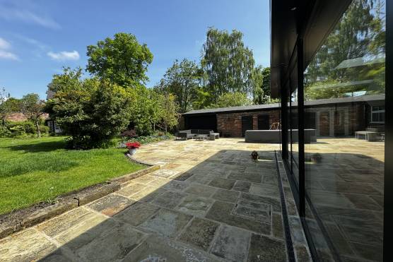 3471W 36 photo shoot location house in West Yorkshire with large garden