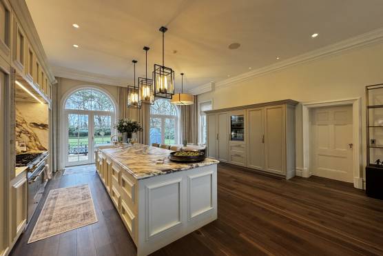 3480C 1 photo shoot location house in Cheshire elegant open plan kitchen.jpg