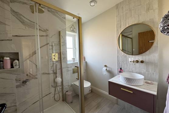 3498W 29 filming location house in West Yorkshire stylish bathroom