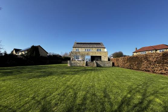 3498W 40 photo shoot location house in West Yorkshire large garden with rural views