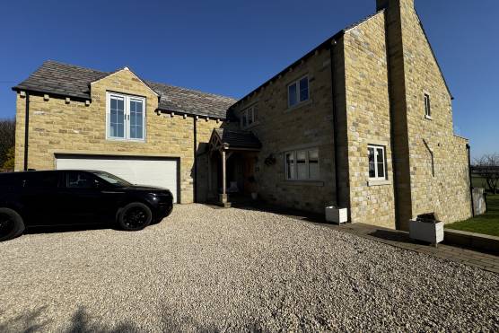 3498W 41 tv shoot location house in West Yorkshire large driveways