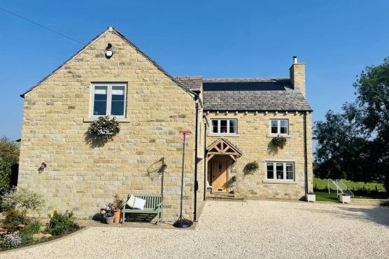3498W 42 tv drama location house in West Yorkshire large driveways..jpg