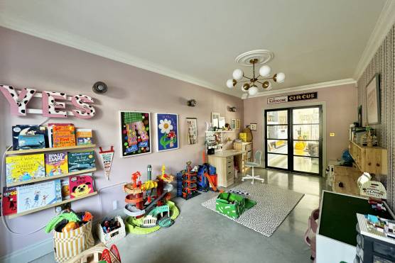 3506M 16 photo shoot location house Super stylish family home in Manchester with large playroom