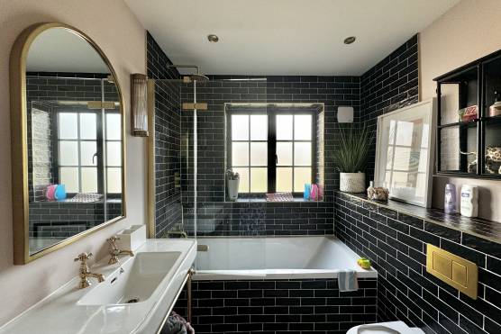 3506M 21 photo shoot location house Super stylish family home in Manchester with large bathroom