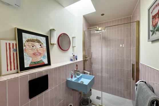 3506M 26 photo shoot location house Super stylish family home in Manchester with large bathroom
