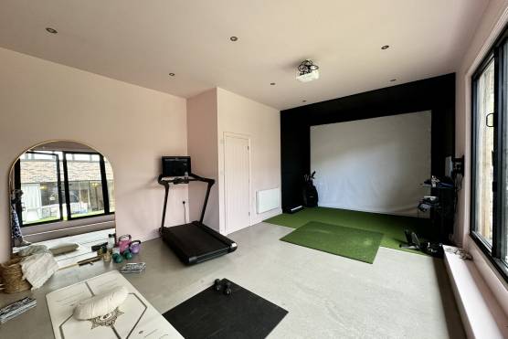 3506M 28 tv drama location house Super stylish family home in Manchester with large gym