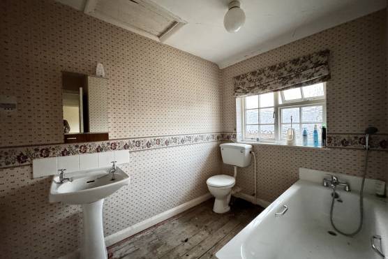 3519C 11 filming location in Cheshire retro bathroom.jpg