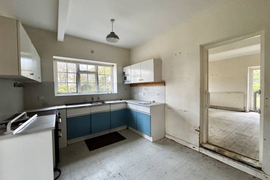3519C 6 photo shoot location in Cheshire retro kitchen.jpg