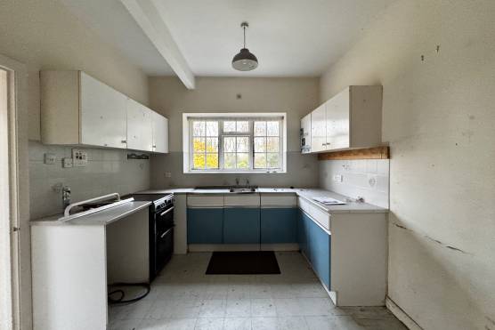3519C 7 filming location in Cheshire retro empty house.jpg