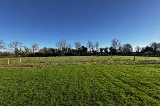 3516L 34 photo shoot location house in Lancashire large garden.JPG