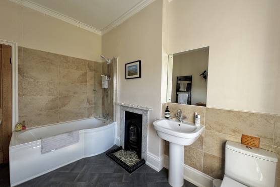 3524W-17-filming-location-house-in-West-Yorkshire-period-property-bathroom.jpg