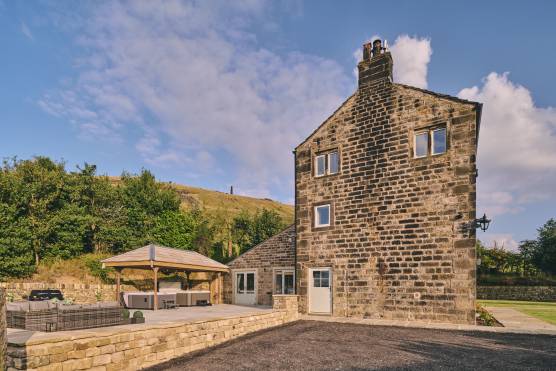 3525M 22 tv shoot location in Manchester period stone property with stunning rural views