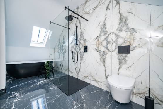 3526S 19 tv drama location house in South Yorkshire bathroom.jpg