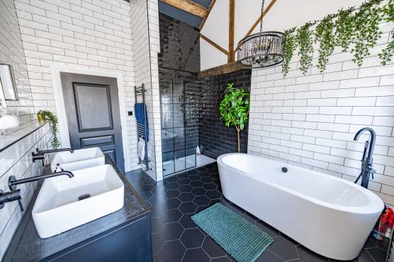 3526S 26 tv shoot location house in South Yorkshire bathroom with bath.jpg