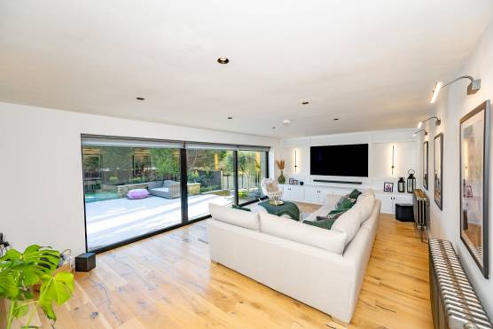 3526S 8 tv drama location house in South Yorkshire living room.jpg