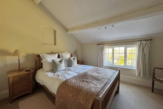 3529C 25 photo shoot location house in Cheshire bedroom